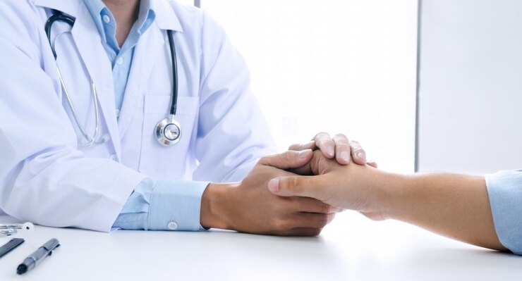 doctor-sosteniendo-mano-paciente-tranquilizando-su-concepto-mano-ayuda-paciente-masculino_1715-910